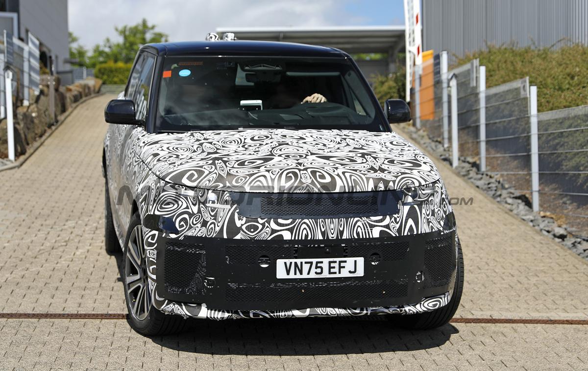 Range Rover Sport 2027: il restyling si mostra nelle nuove foto spia