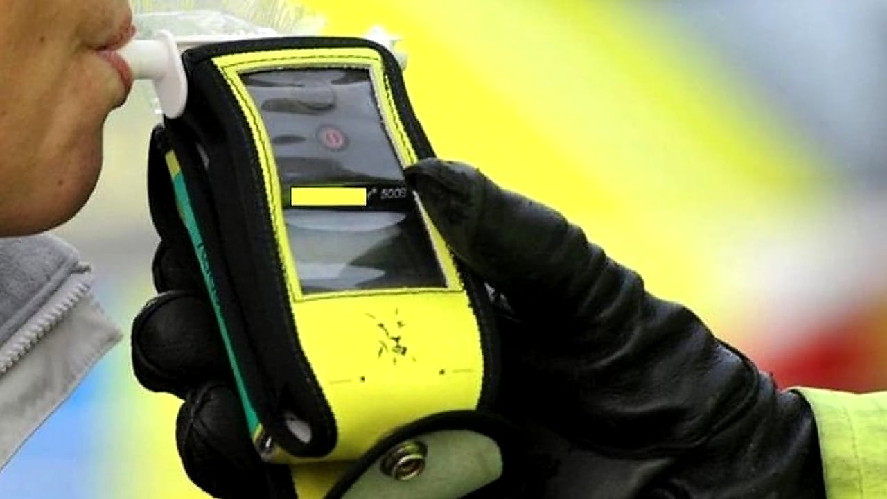 Rifiutare l’alcoltest conviene? Cosa prevede davvero la legge