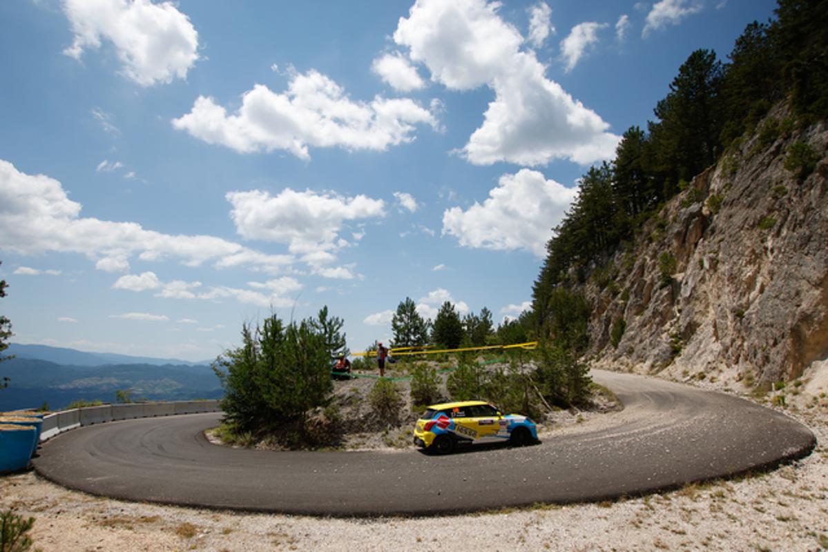 Giovanni Villardi al volante della Suzuki Swift Sport Hybrid durante una prova speciale su asfalto