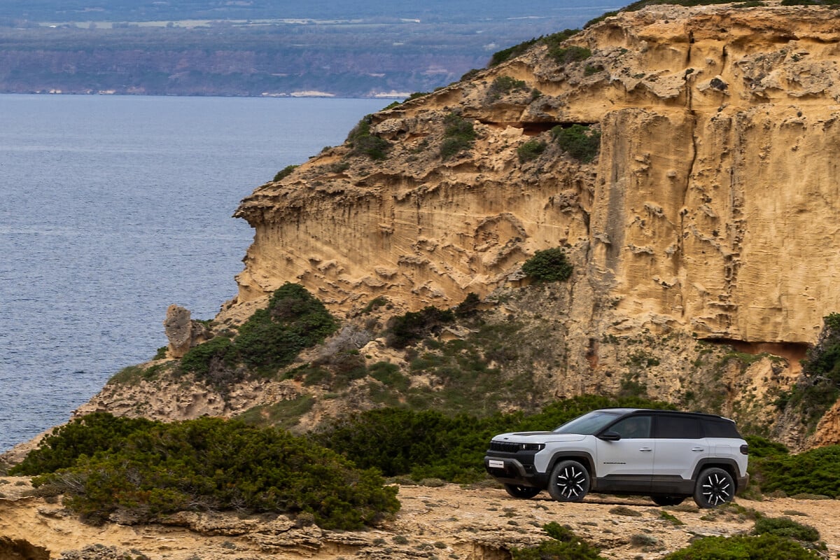 Nuova Jeep Compass 4xe in fuoristrada in Sardegna