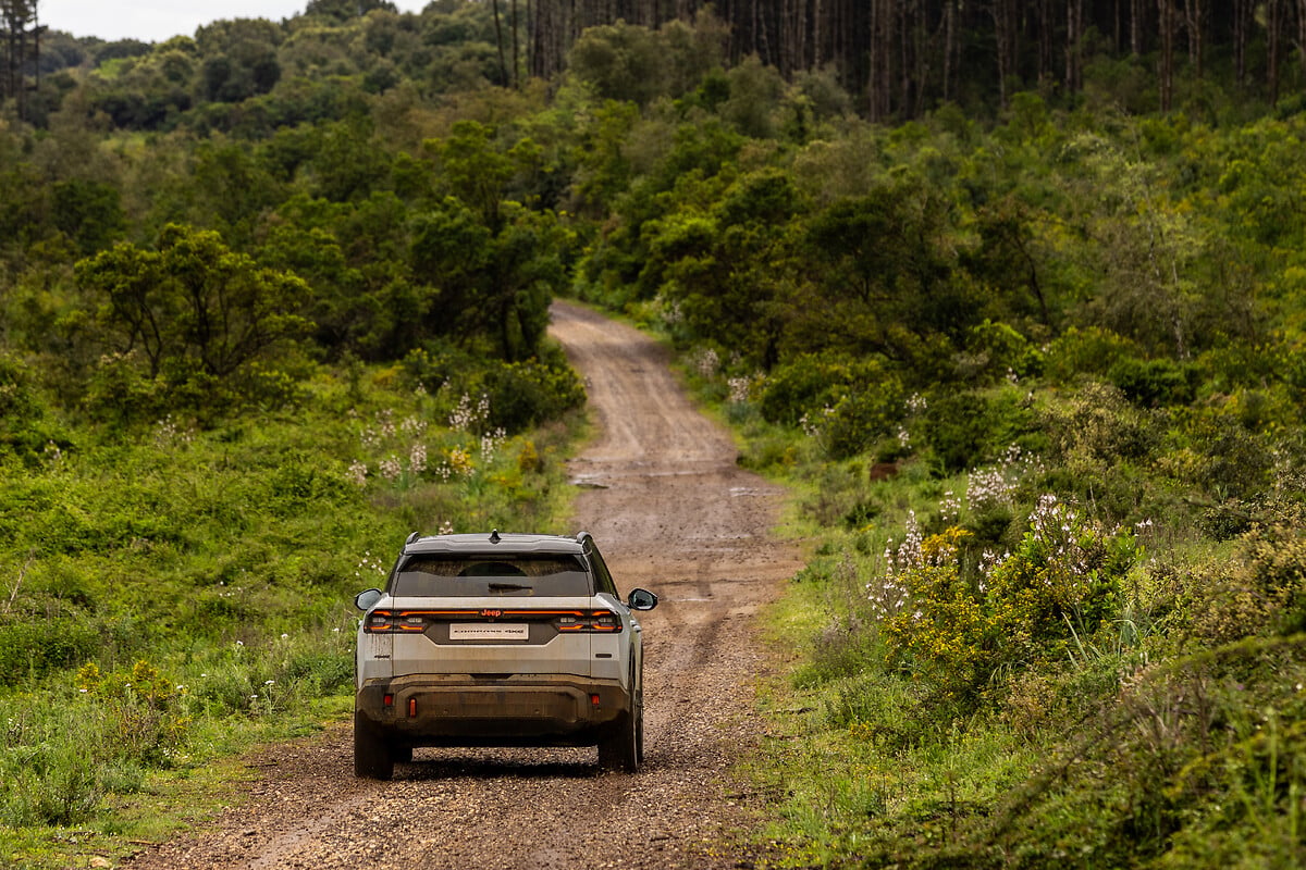 Jeep Compass 4xe rock crawling