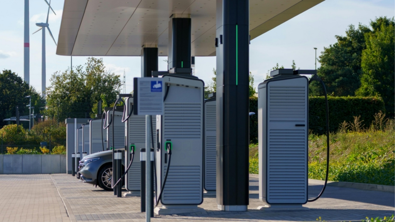 Auto elettriche: sono quasi 85.000 i punti di ricarica in Italia
