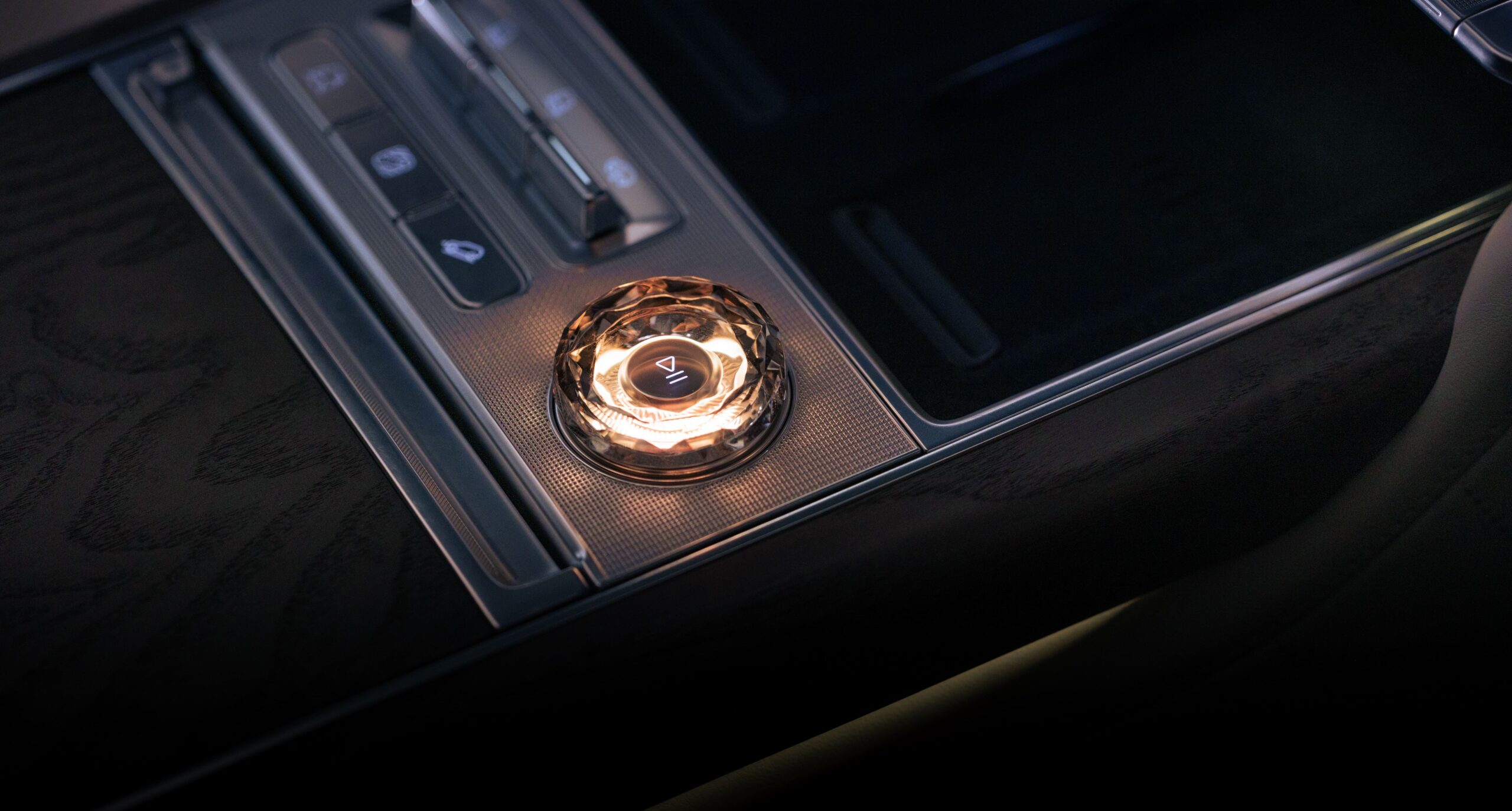 Zeekr 9X: debutta il SUV di lusso Super Hybrid