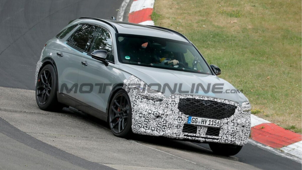 Genesis GV70 Hybrid: foto spia dei test al Nurburgring per la nuova motorizzazione