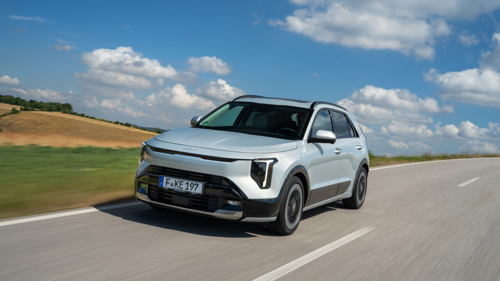 Nuova Kia Niro 2026: addio all’elettrica, solo full hybrid con prezzi da 34.250 euro