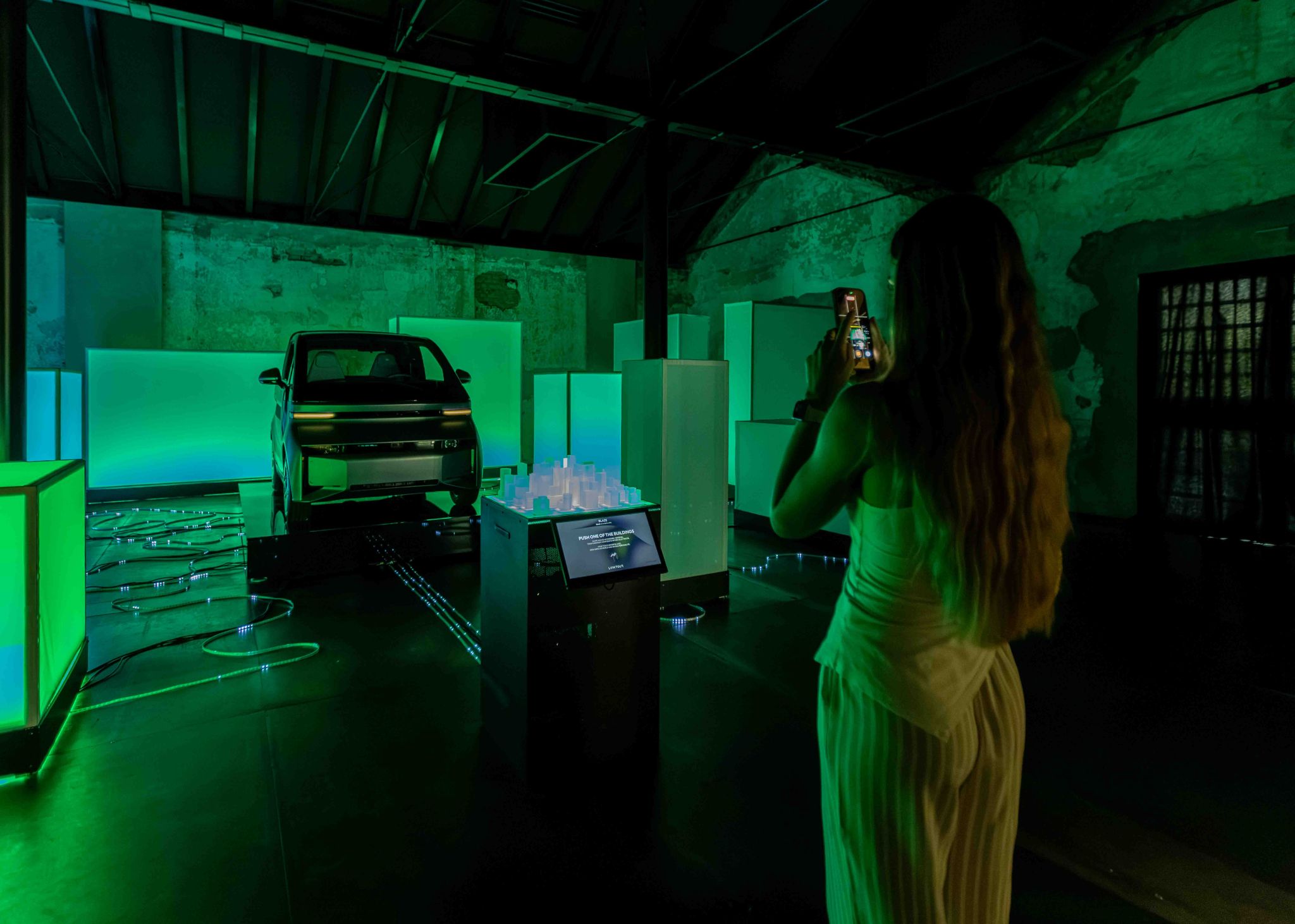 Installazione Blaze Alumi accende la città al MAGMA Milano