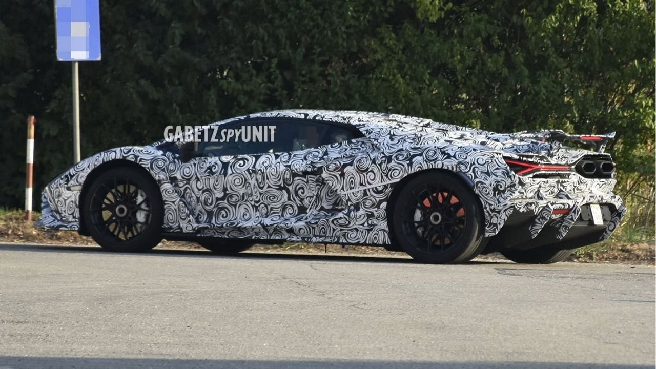 Lamborghini Revuelto SV avvistata: foto spia della Super Veloce con aerodinamica estrema Lamborghini Revuelto SV avvistata: foto spia della Super Veloce con aerodinamica estrema