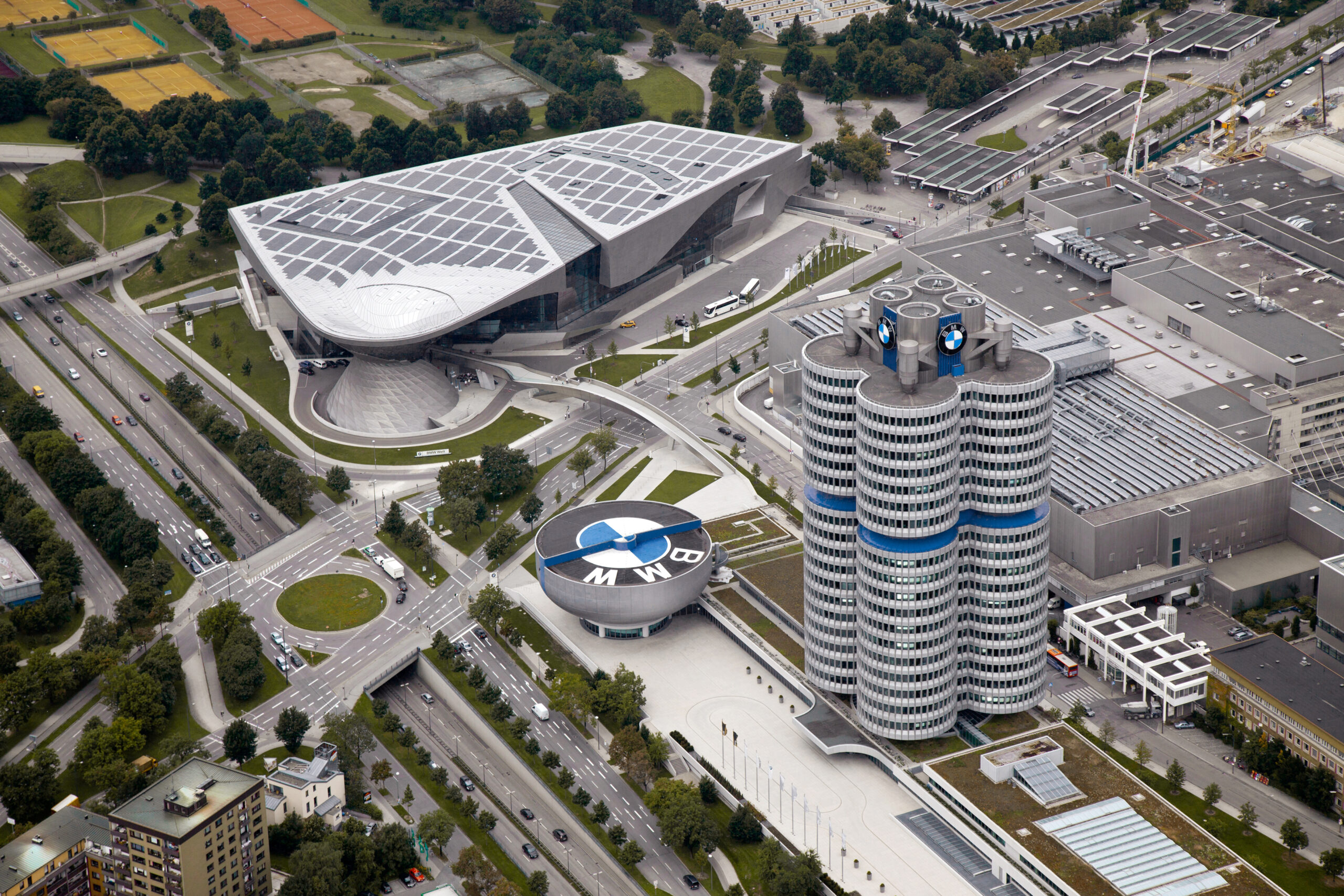BMW richiama 744.234 auto per rischio incendio