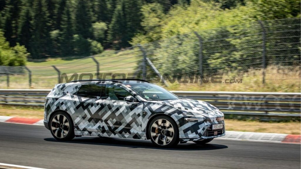 Polestar 4 SUV, foto spia dal Nurburgring del nuovo SUV elettrico