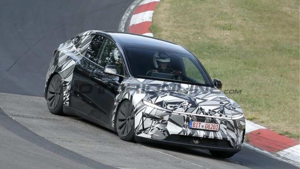 Tesla Model Y L: foto spia dal Nurburgring anticipano il debutto europeo