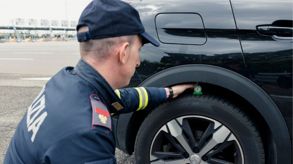 Sicurezza stradale: il 24% delle auto ha pneumatici irregolari, i dati di Vacanze Sicure 2026