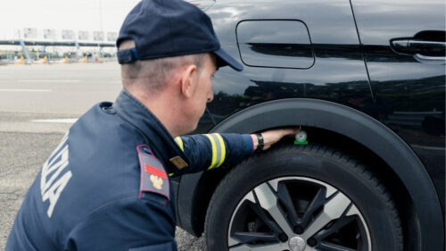 Sicurezza stradale: il 24% delle auto ha pneumatici irregolari, i dati di Vacanze Sicure 2026