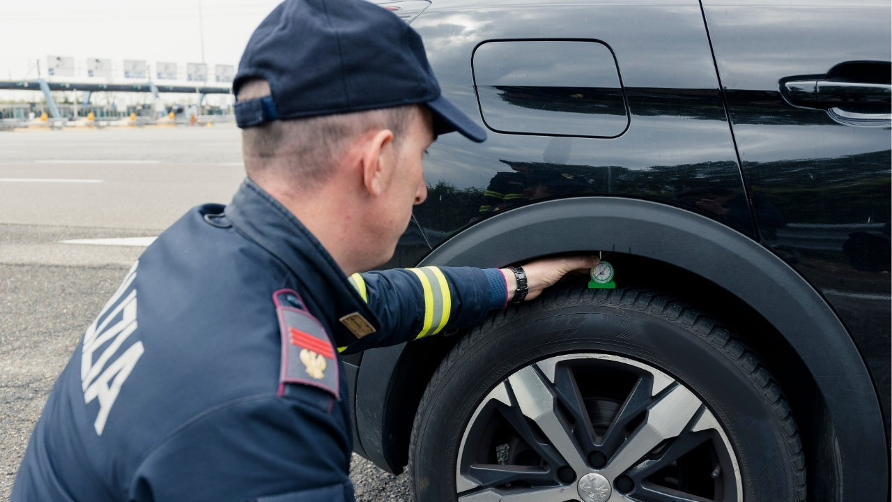 Sicurezza stradale: il 24% delle auto ha pneumatici irregolari, i dati di Vacanze Sicure 2026
