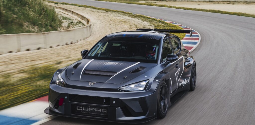 CUPRA Leon VZ e-HYBRID Racer debutta a Goodwood: 503 CV, motorsport elettrificato e Formula E Gen4