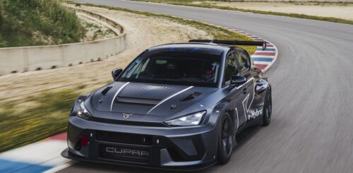 CUPRA Leon VZ e-HYBRID Racer debutta a Goodwood: 503 CV, motorsport elettrificato e Formula E Gen4