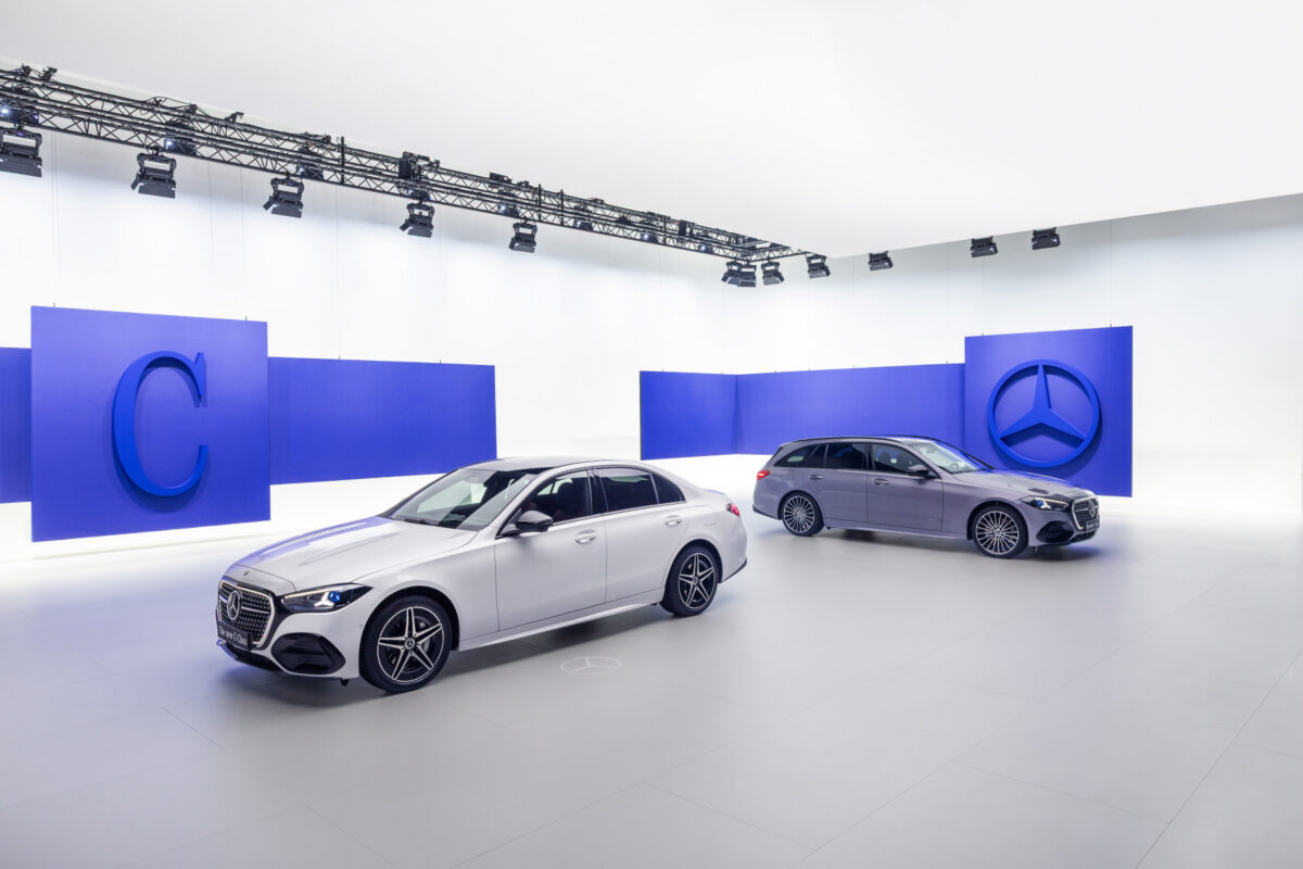 Nuova Mercedes-Benz Classe C 2026 con design rinnovato, tecnologia MB.OS e motori elettrificati. L'auto è disponibile a partire dal 18 agosto 2026, immagine di approfondimento