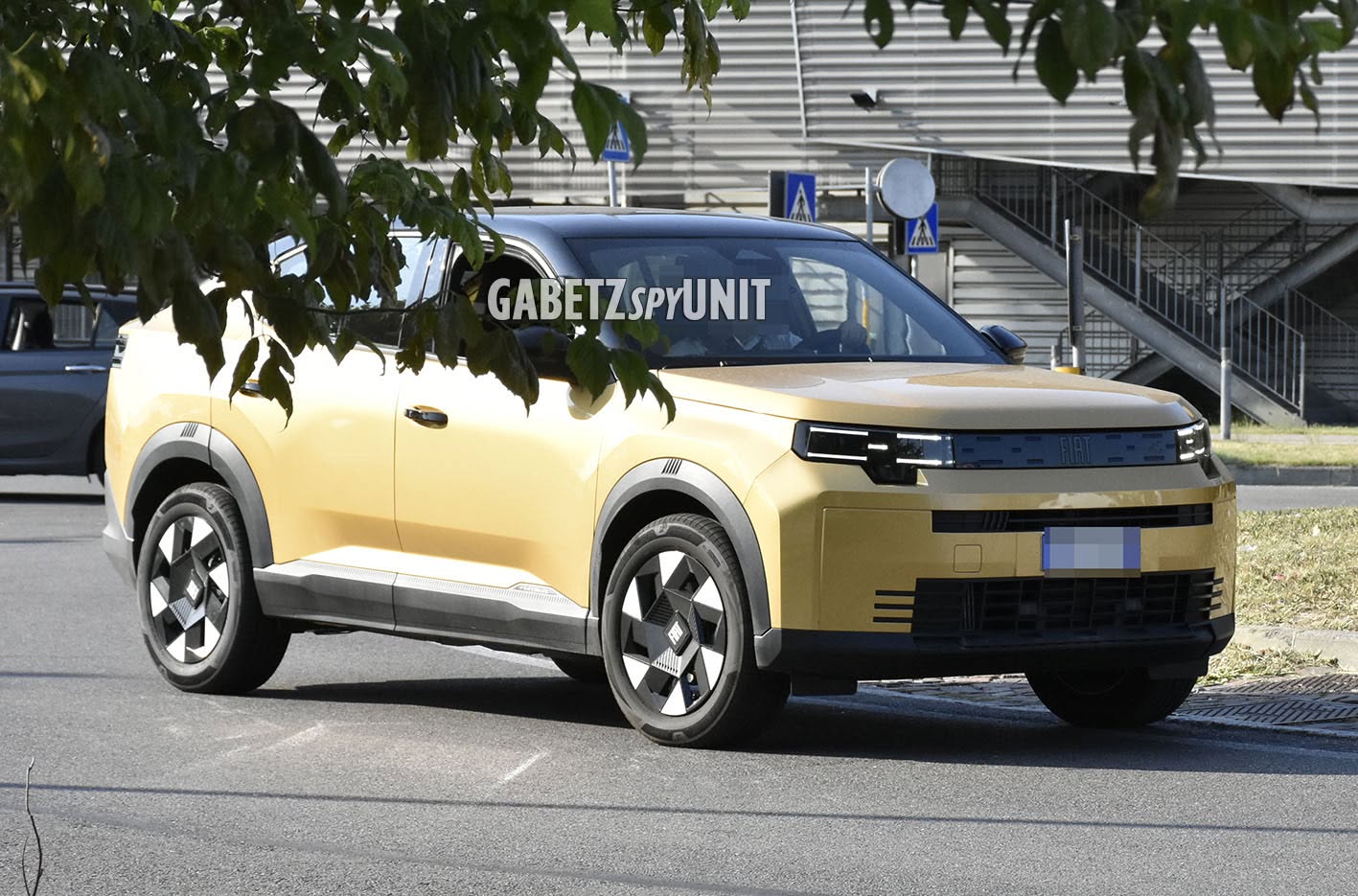Fiat Grizzly Fastback Hybrid: nuove foto spia in oro Fiat Grizzly Fastback Hybrid: nuove foto spia in oro