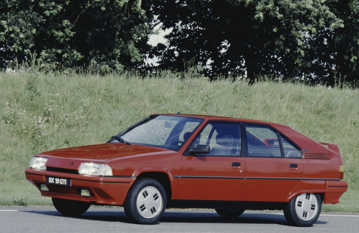 Una berlina sportiva con spoiler posteriore, fari fendinebbia e sospensioni idropneumatiche, in un'auto di fine anni '80