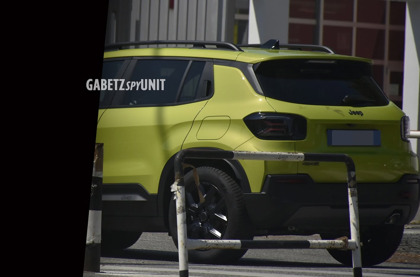 Nuova Jeep Avenger 4xe Bamboo, vista frontale, foto di Walter Vayr