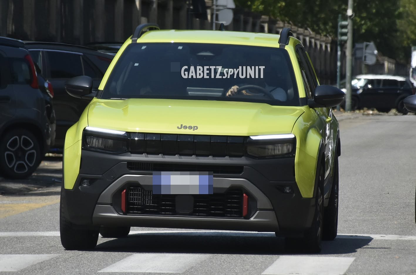 Nuova Jeep Avenger in colore Bamboo avvistata su strada
