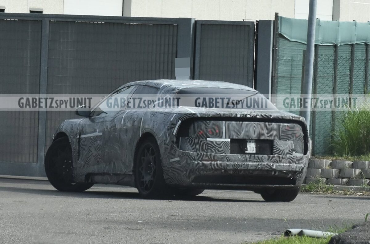 Prototipo Ferrari Luce in camuffatura integrale, silhouette da coupé, test su strada in Italia
