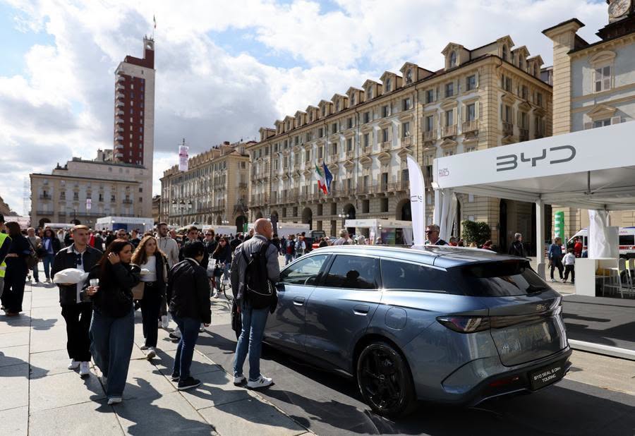Concessionaria BYD a Roma, clienti interessati a modelli ibridi plug-in e elettrici, con dati di crescita record