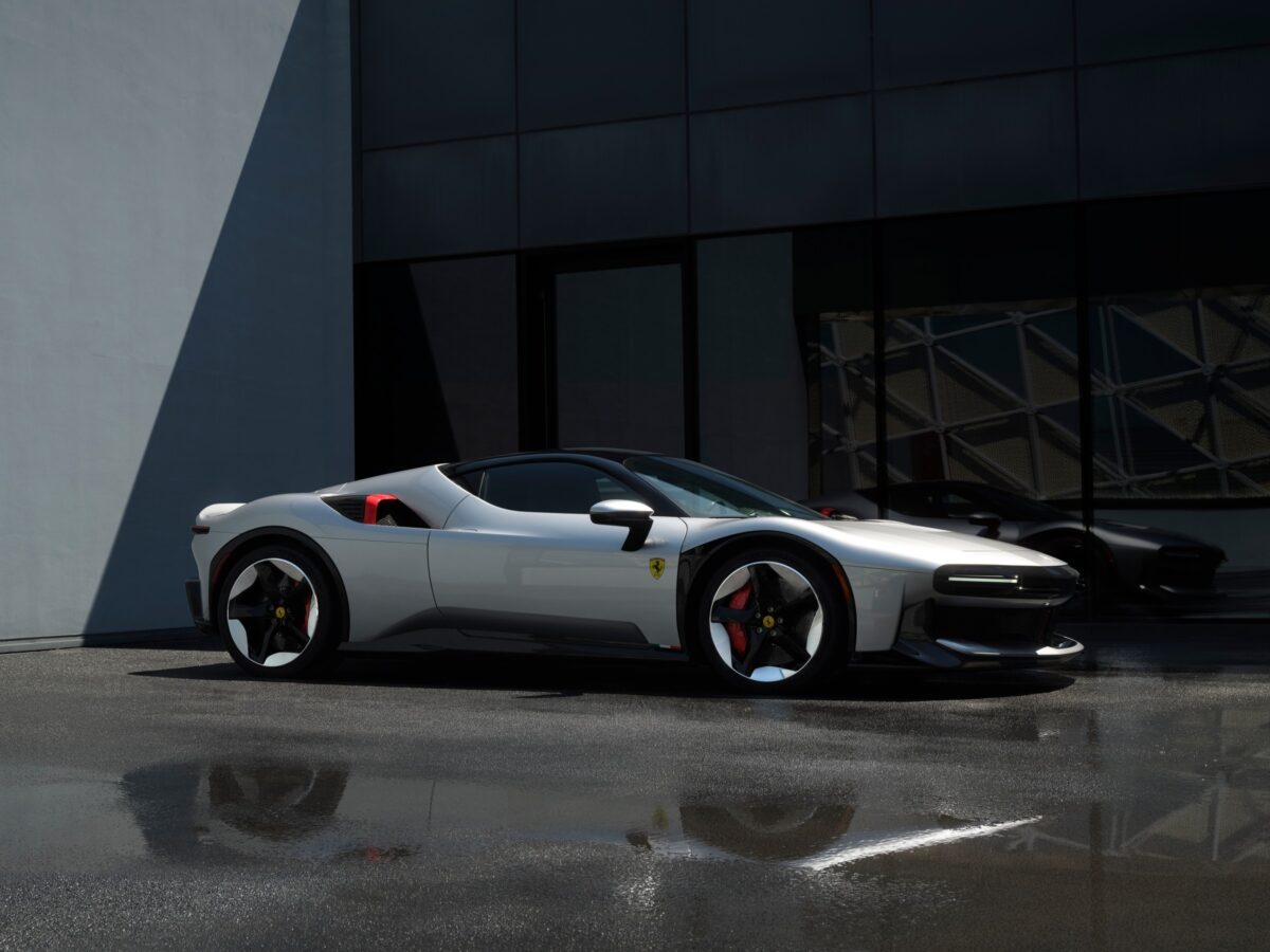 Una supercar unica in argento e rosso, con design aerodinamico e interni tecnici, esposta a Monterey