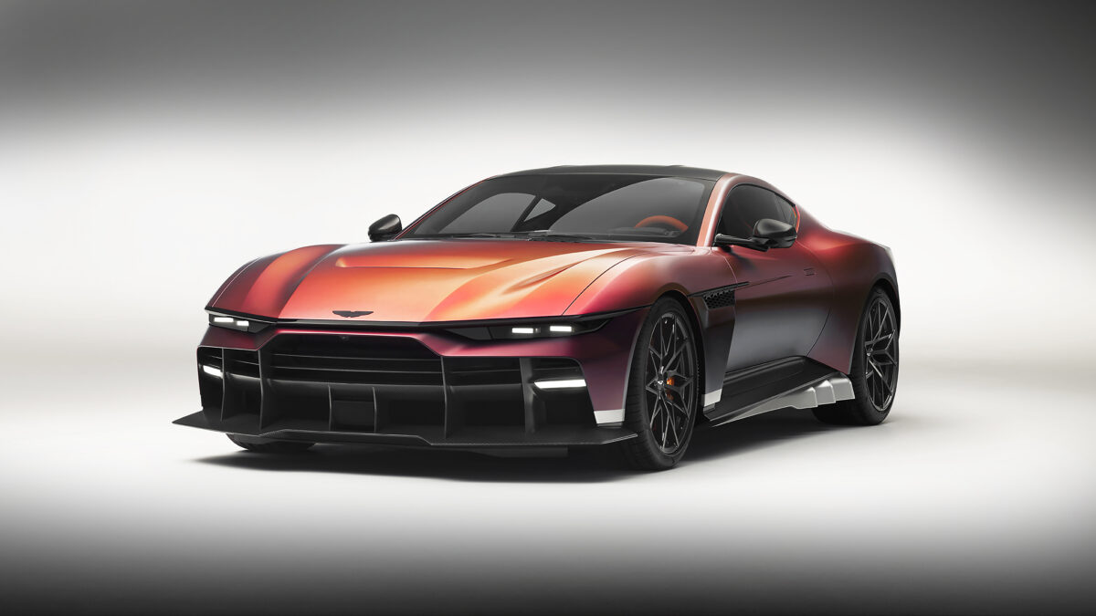 Aston Martin Valen, supercar a motore anteriore con 850 CV e 0-100 km/h in 3 secondi, mostra design aggressivo e tecnologia avanzata