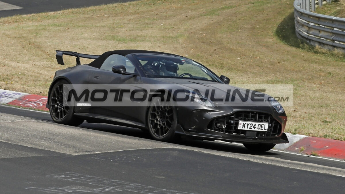 Aston Martin Vantage RS Roadster in prova, con design sportivo e aerodinamico, in un circuito
