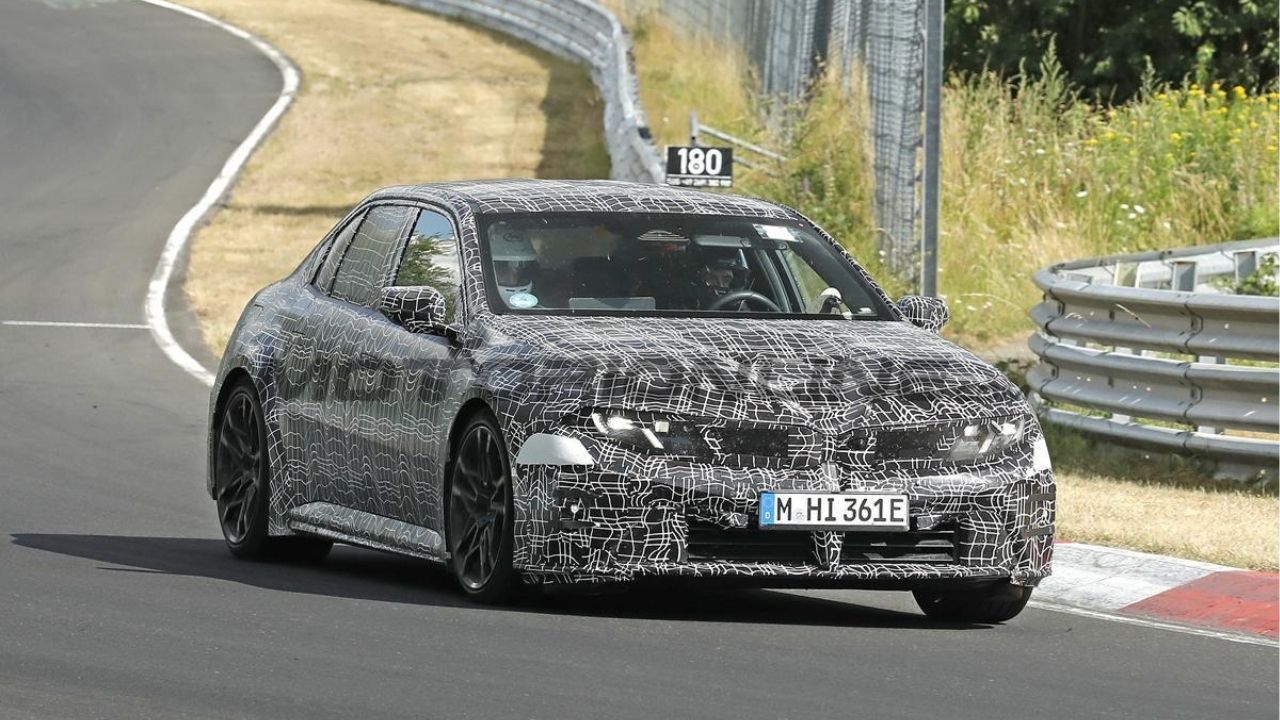 BMW i3 M, nuove foto spia: la berlina elettrica da 700 CV in pista al Nurburgring BMW i3 M, nuove foto spia: la berlina elettrica da 700 CV in pista al Nurburgring