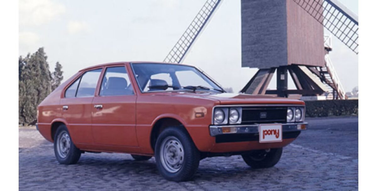La Hyundai Pony, la prima auto coreana disegnata da Giorgetto Giugiaro, presentata al Salone di Torino nel 1974 e diventata simbolo del «miracolo coreano»