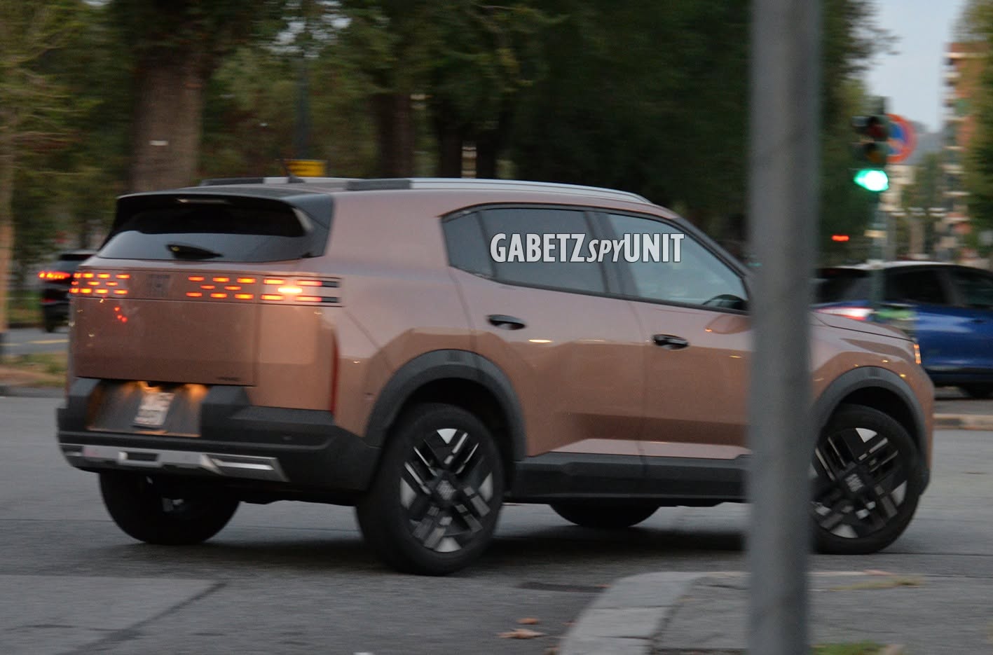 Fiat Grizzly Fastback Hybrid, foto spia in colorazione ramata