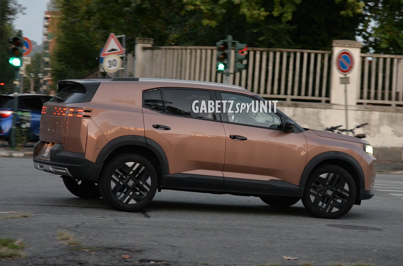 Fiat Grizzly Fastback Hybrid, dettaglio posteriore con scritta FIAT e badge Hybrid