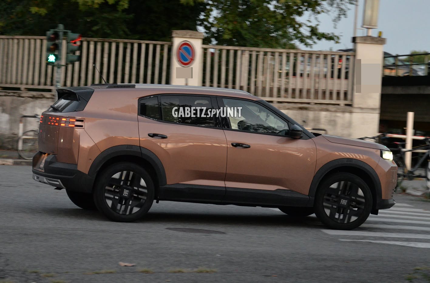 Fiat Grizzly Fastback Hybrid, vista laterale su strada