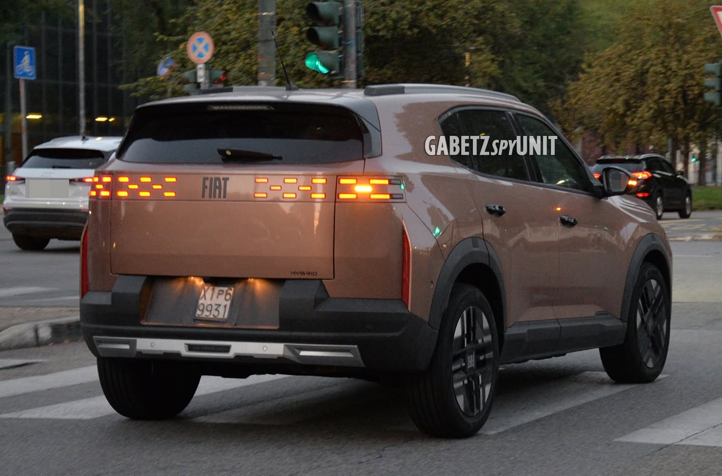 Fiat Grizzly Fastback Hybrid, tre quarti posteriori in colorazione ramata