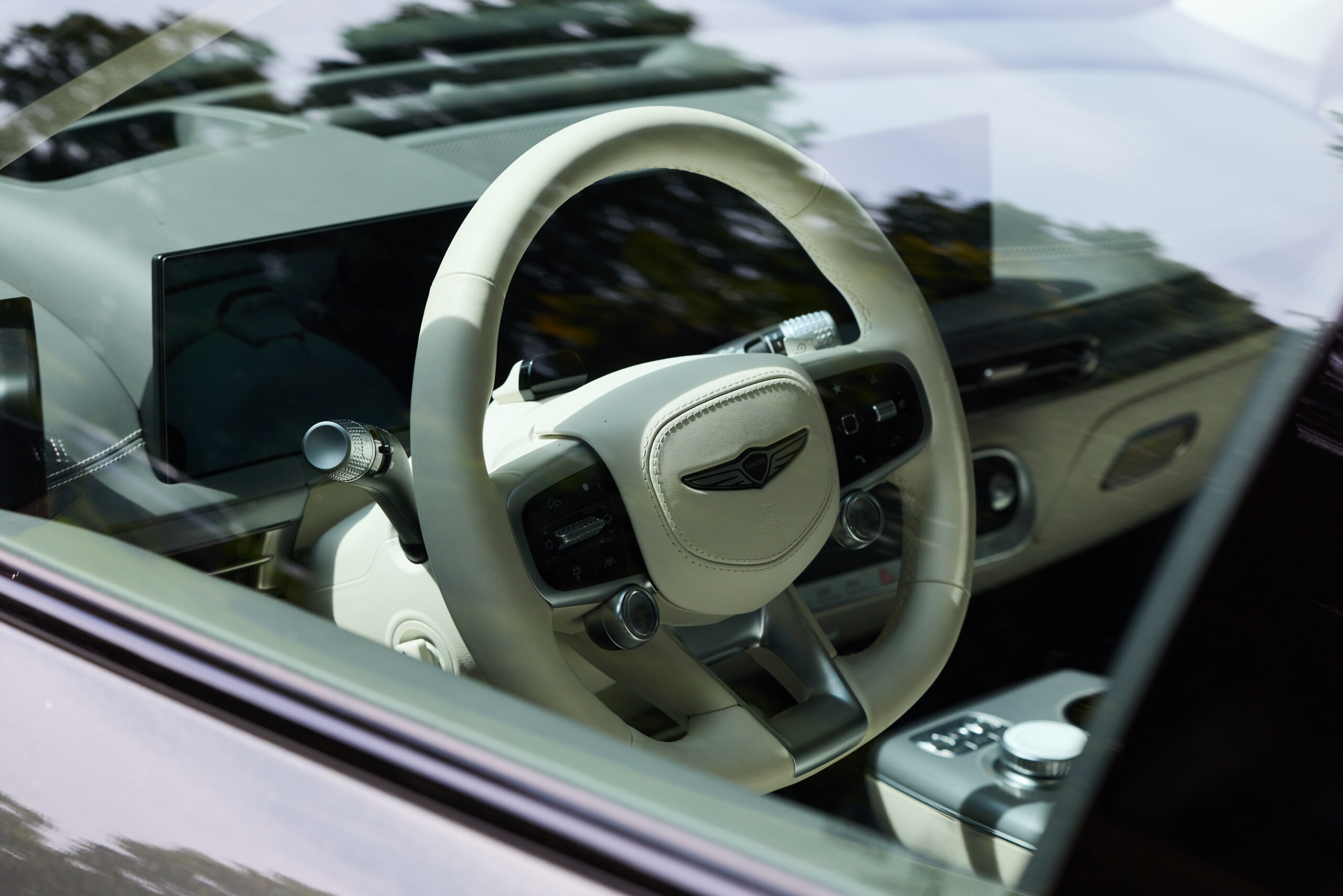 Interni di Genesis GV60, volante e plancia