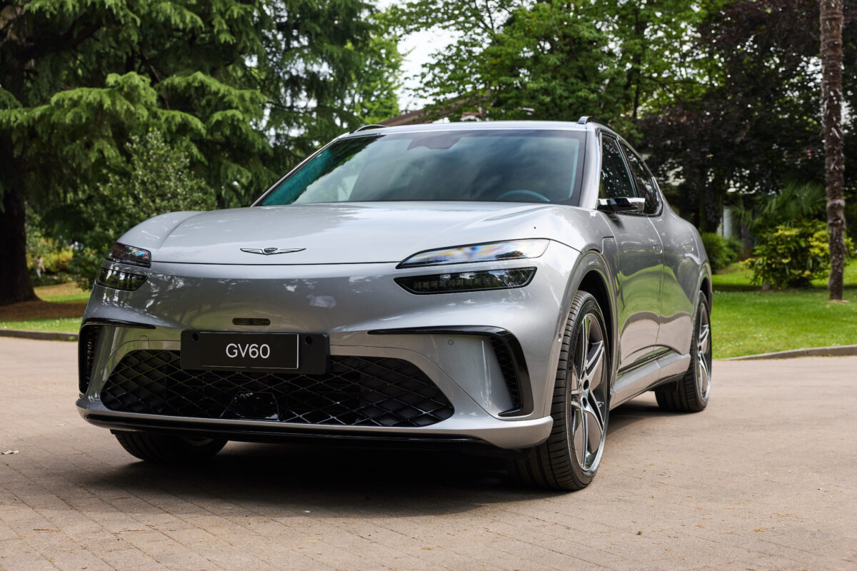 Un C-SUV elettrico si avvicina al mare e al golf in Liguria, con autonomia di 561 km