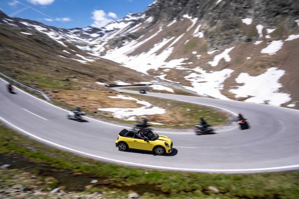 MINI John Cooper Works Cabrio: 231 CV e Sunny Side Yellow