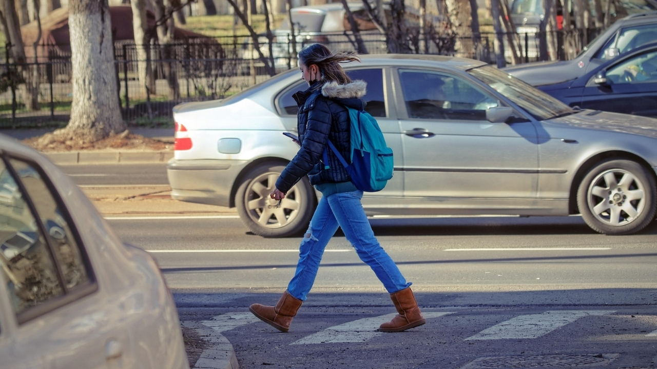 Uso dello smartphone: in arrivo la multa anche per i pedoni