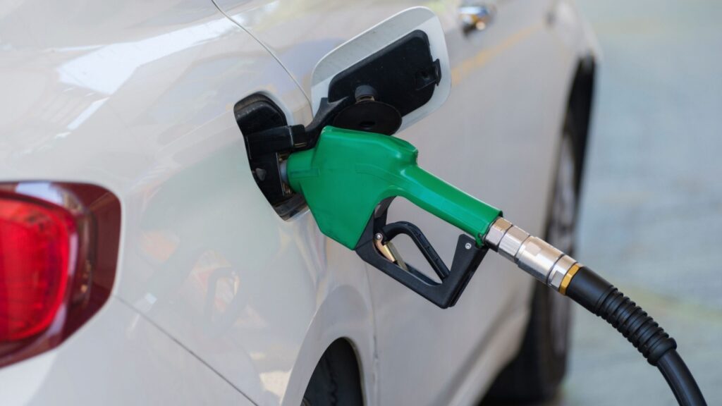 Prezzi benzina: la verde torna sopra i 2 euro al litro. E il diesel vola