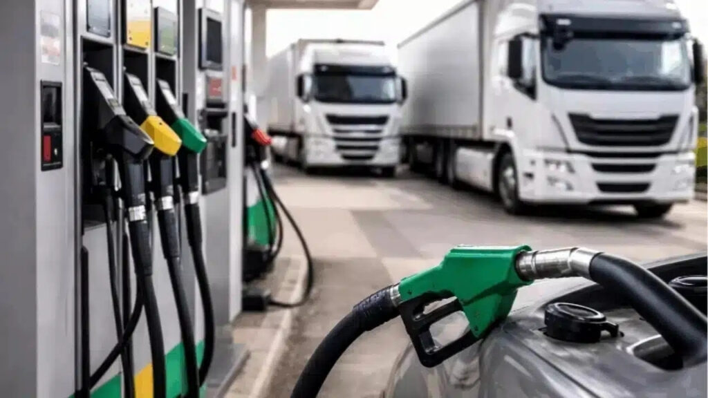 Prezzi benzina: il petrolio torna a volare, attesi nuovi aumenti