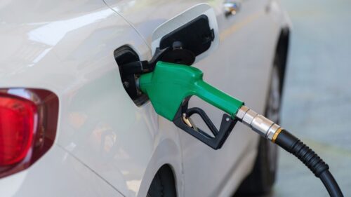 Prezzi benzina: la verde torna sopra i 2 euro al litro. E il diesel vola