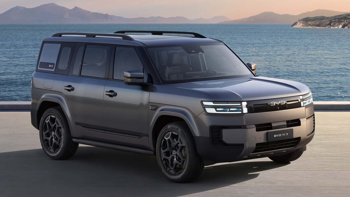SUV ibrido plug-in a 7 posti di BYD con autonomia elettrica di 119 km e potenza di 402 CV