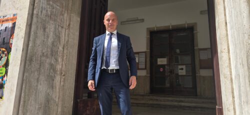 Il sindaco vende benzina a 1,75 euro al litro: c’è la fila Il sindaco vende benzina a 1,75 euro al litro: c’è la fila