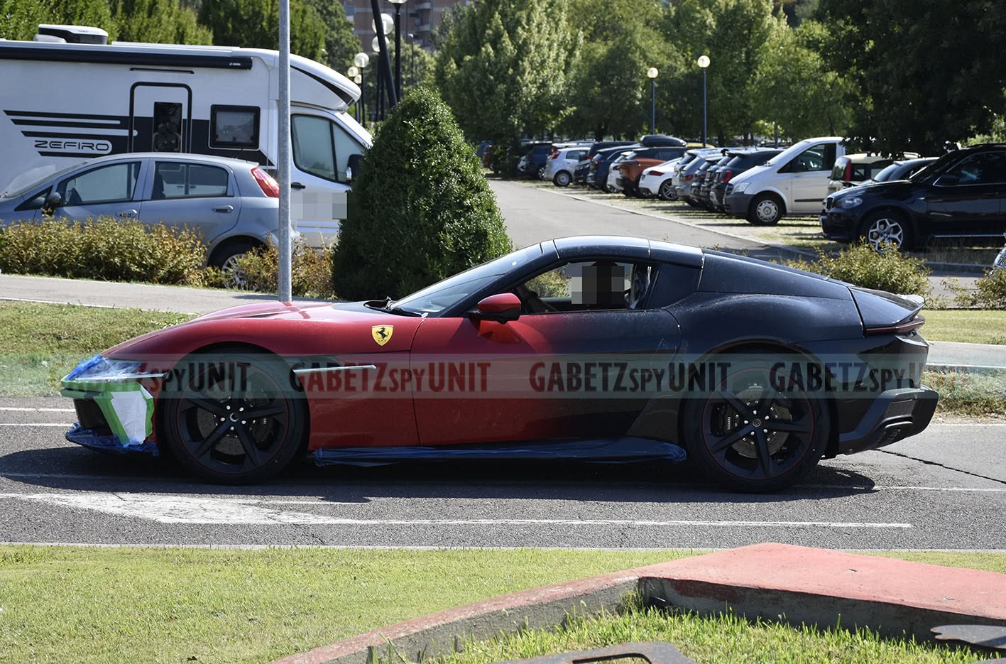 Ferrari 12Cilindri foto spia profilo laterale livrea bicolore