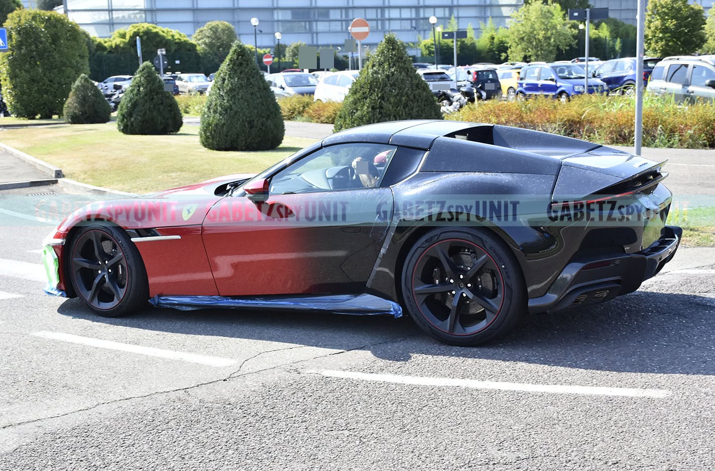 Ferrari 12Cilindri foto spia vista posteriore tre quarti rosso nero