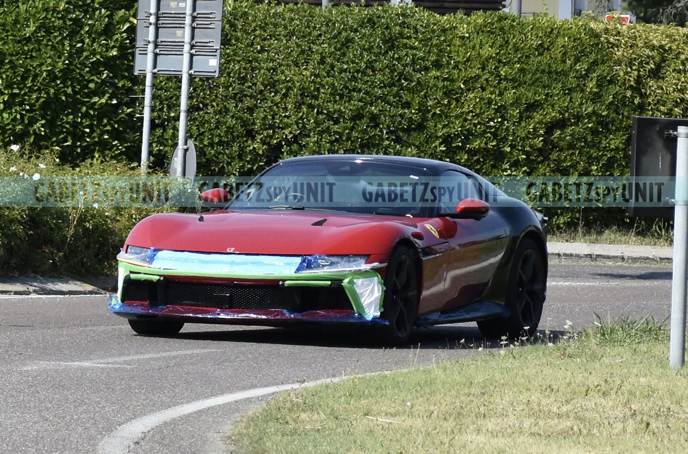 Ferrari 12Cilindri foto spia livrea bicolore rosso nero vista tre quarti anteriore