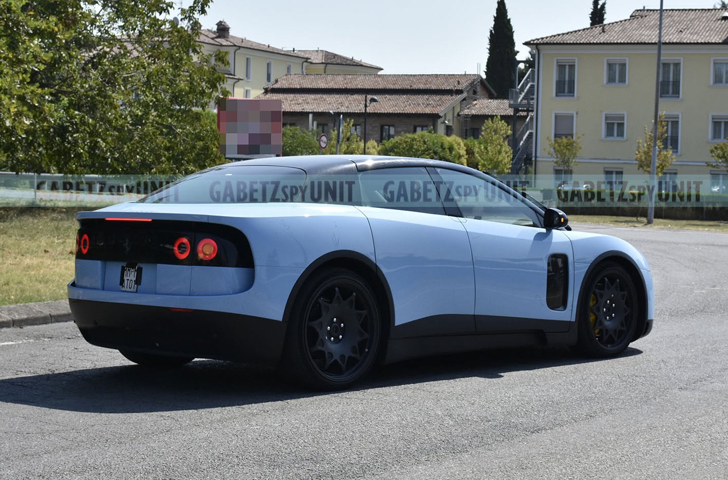 Ferrari Luce Avanserie foto spia posteriore tre quarti