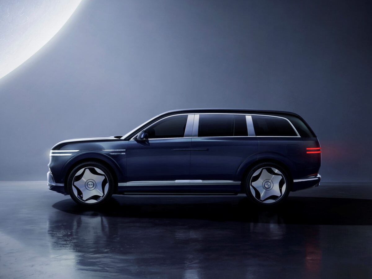 SUV elettrico ammiraglia Genesis GV90 con portiere coach Neolun, design esclusivo e tecnologia avanzata