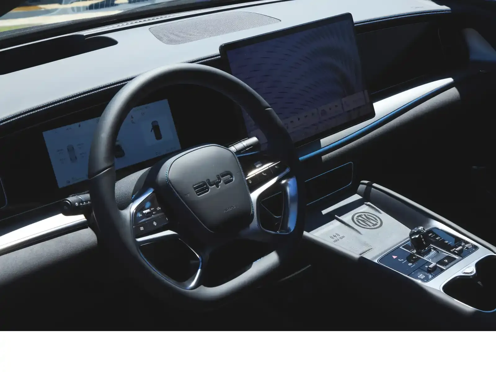 Console centrale con finiture in Blue Carbon della BYD Sealion 7 Inter Special Edition